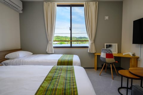 Bed, Natural landscape, TV and multimedia, Bedroom, internet, air conditioner