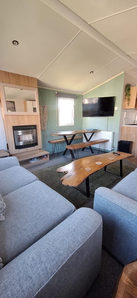 Communal lounge/ TV room, TV and multimedia, Living room, Seating area, Dining area