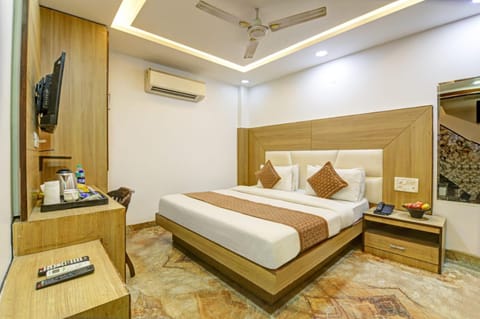 Bed, TV and multimedia, Living room, Photo of the whole room, Seating area, Bedroom, air conditioner