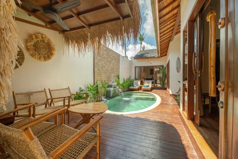 Patio, Swimming pool, sunbed