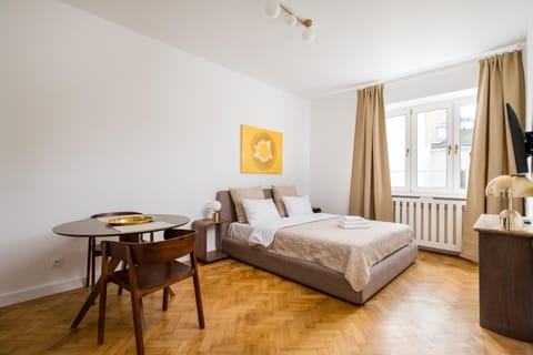 Bed, TV and multimedia, Living room, Photo of the whole room, Seating area, Dining area, Bedroom