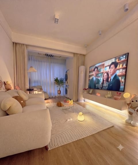 Communal lounge/ TV room, TV and multimedia, Living room, Seating area, Evening entertainment