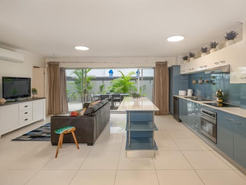 TV and multimedia, Kitchen or kitchenette, Living room, Seating area, Dining area, dishwasher, oven, stove