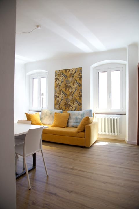 Living room, Seating area, internet