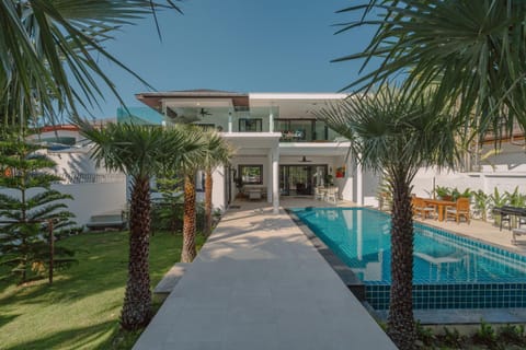 Property building, Day, Garden, Garden view, Pool view, Swimming pool, sunbed