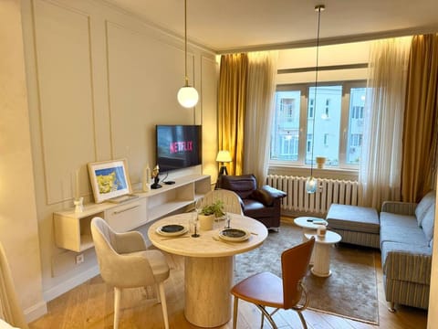 TV and multimedia, Living room, Photo of the whole room, Seating area, Evening entertainment