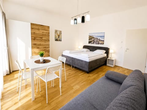 Property building, Bed, TV and multimedia, Seating area, Dining area, Bedroom