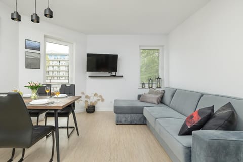 TV and multimedia, Living room, Seating area, Evening entertainment