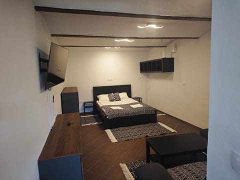 Communal lounge/ TV room, Bed, TV and multimedia, Living room, Photo of the whole room, Seating area, Evening entertainment, Bedroom