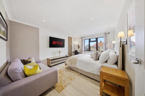 Bed, TV and multimedia, Living room, Seating area, Bedroom