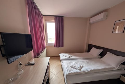 Bed, TV and multimedia, Photo of the whole room, towels, air conditioner