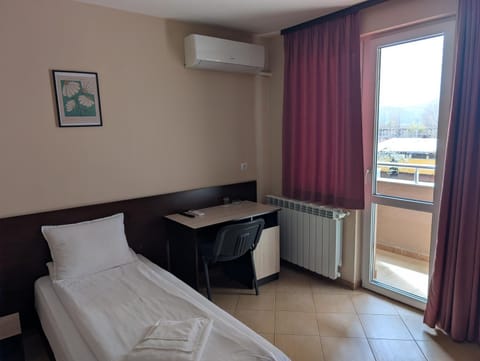 Bed, Balcony/Terrace, towels, air conditioner