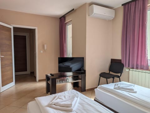 Bed, TV and multimedia, Photo of the whole room, towels, air conditioner