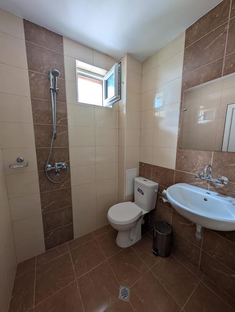 Shower, Toilet, Bathroom, towels