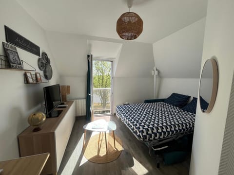 Bed, Seating area, Bedroom