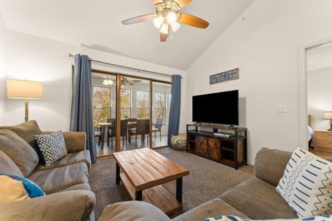 Communal lounge/ TV room, TV and multimedia, Living room, Seating area, Evening entertainment