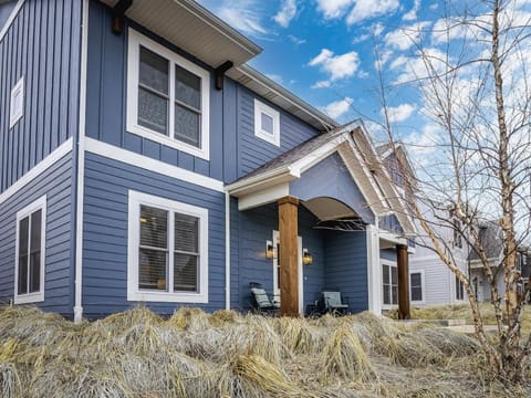 Dune Escape - Hot Tub - 10-Min Beach Walk - Dog-Friendly House in Michigan City