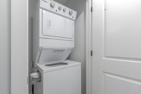 Dune Escape - Hot Tub - 10-Min Beach Walk - Dog-Friendly House in Michigan City