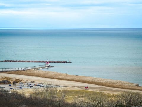 Dune Escape - Hot Tub - 10-Min Beach Walk - Dog-Friendly House in Michigan City