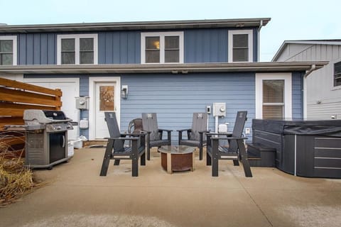 Dune Escape - Hot Tub - 10-Min Beach Walk - Dog-Friendly House in Michigan City