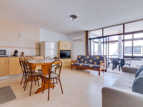 TV and multimedia, Kitchen or kitchenette, Living room, Seating area