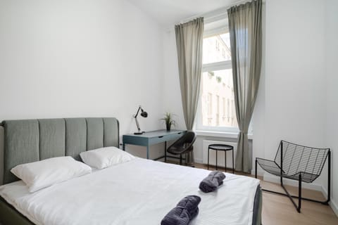 Bed, Living room, Photo of the whole room, Seating area, Bedroom, towels