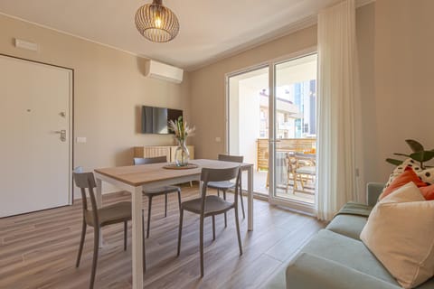 TV and multimedia, Balcony/Terrace, Seating area, Dining area, air conditioner