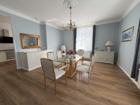 Kitchen or kitchenette, Living room, Seating area, Dining area