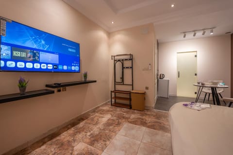 Bed, TV and multimedia, Bedroom, Food