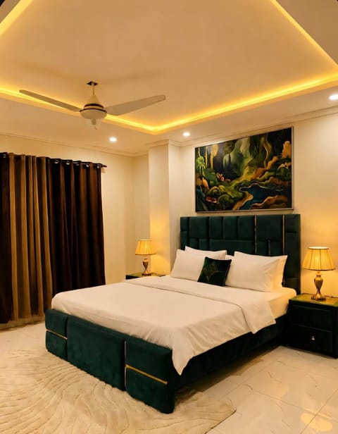 Bed, Photo of the whole room, Bedroom, fireplace, wedding, wedding
