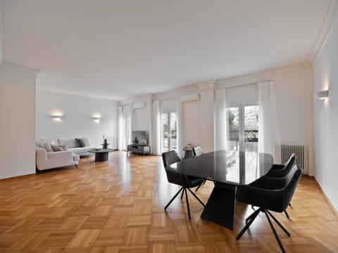 TV and multimedia, Kitchen or kitchenette, Living room, Seating area, Dining area, air conditioner