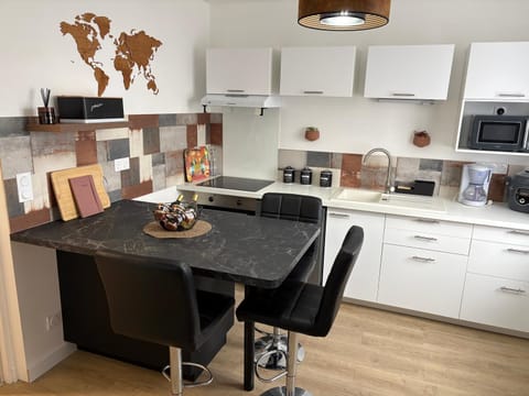 Coffee/tea facilities, Kitchen or kitchenette, Dining area, dishwasher, oven, stove