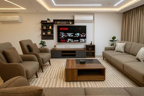 Communal lounge/ TV room, TV and multimedia, Living room, Seating area, air conditioner