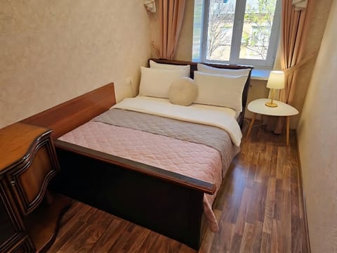 Bed, Living room, Photo of the whole room, Seating area, Bedroom