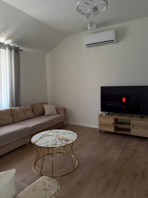Communal lounge/ TV room, TV and multimedia, Living room, Seating area