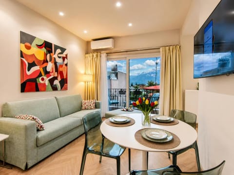 TV and multimedia, Living room, Seating area, Dining area, air conditioner