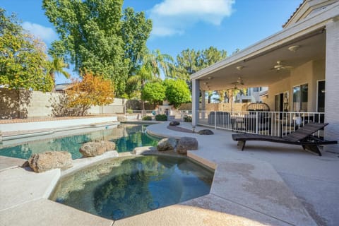Patio, Swimming pool, sunbed