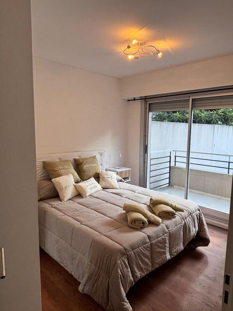 Bed, Photo of the whole room, Bedroom, heating, towels, air conditioner