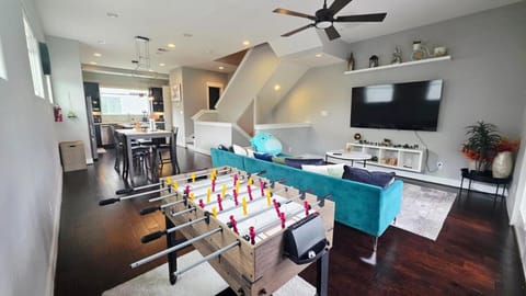TV and multimedia, Living room, Seating area, Evening entertainment