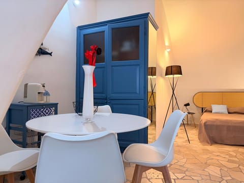 Photo of the whole room, Seating area, Dining area