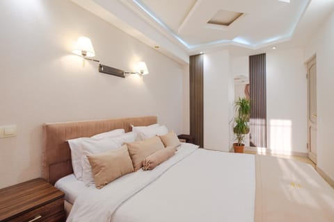 Bed, Living room, Photo of the whole room, Seating area, Bedroom