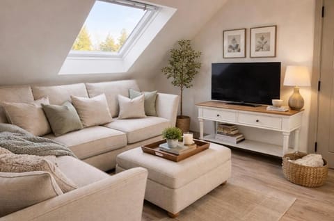 TV and multimedia, Living room, Seating area, Evening entertainment