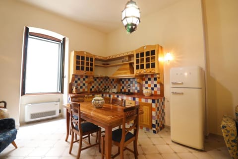 Kitchen or kitchenette, Photo of the whole room, Dining area