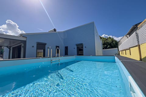 Property building, Day, Pool view, Swimming pool, sunbed