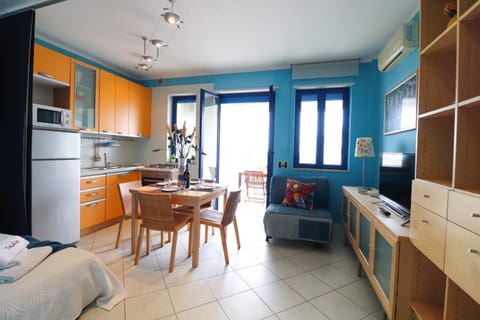 Kitchen or kitchenette, Living room, Seating area, Dining area, pet friendly, stove