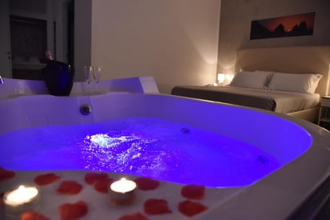 Bed, Night, Hot Tub, Photo of the whole room, Bedroom