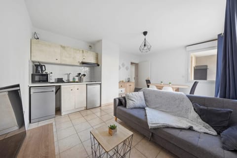 Kitchen or kitchenette, Living room, dishwasher, pet friendly