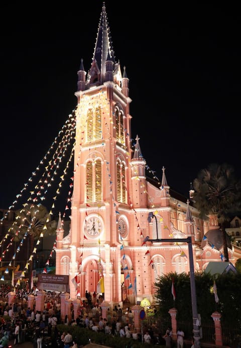 Nearby landmark, Night