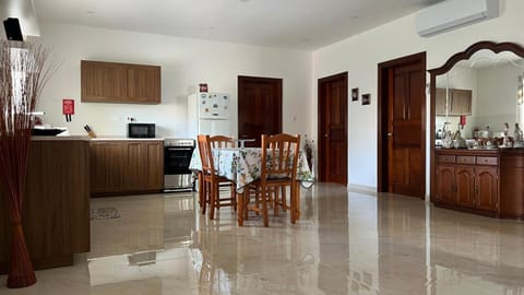 Kitchen or kitchenette, Dining area, microwave, oven