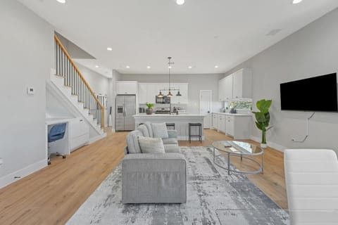 Communal lounge/ TV room, TV and multimedia, Living room, Seating area, Evening entertainment